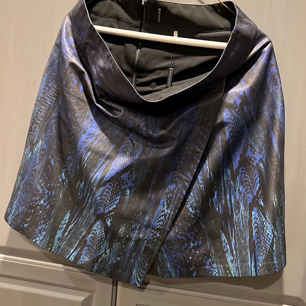 Leather skirt snake pattern mini skirt by Elie tahari size 10